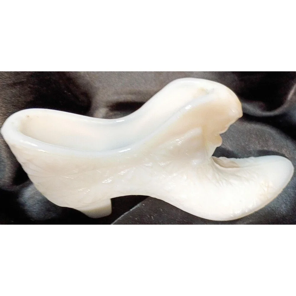 Vintage Fenton Puss in Boots Milk Glass Slipper Daisy and Buttons Cat